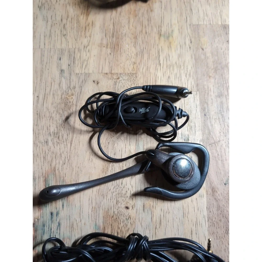 Pair Of Cordless Landline Headset Mics And Earpiece Plantronics‎ And Cv